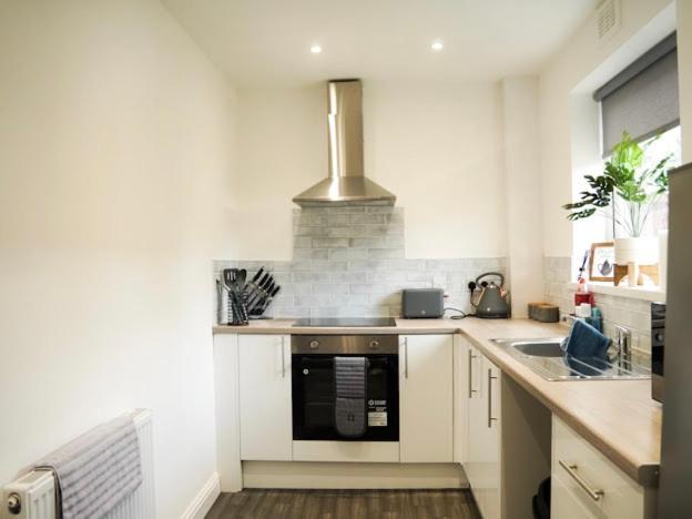 Home In Speke- 8 Mins Walk To Airport Exterior photo