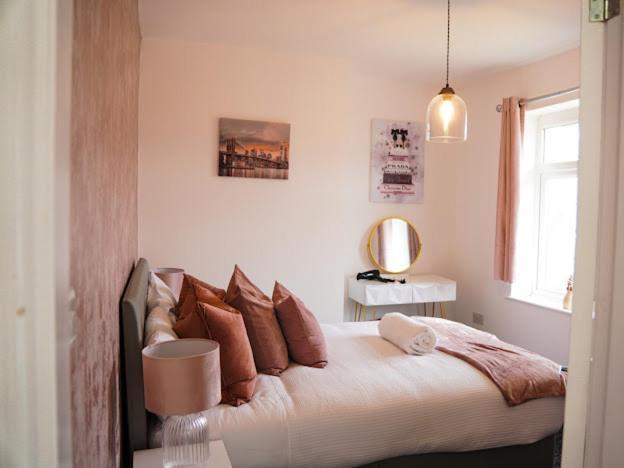 Home In Speke- 8 Mins Walk To Airport Exterior photo